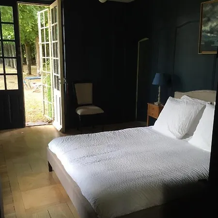 Sur Jardin A La Francaise Bed & Breakfast *